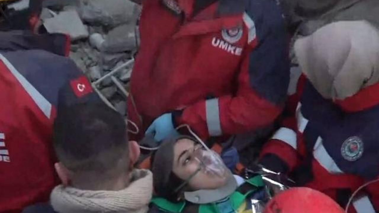 Kahramanmaraş'ta 135 saat sonra gelen mucize: 16 yaşındaki Hedil enkazdan çıkarıldı