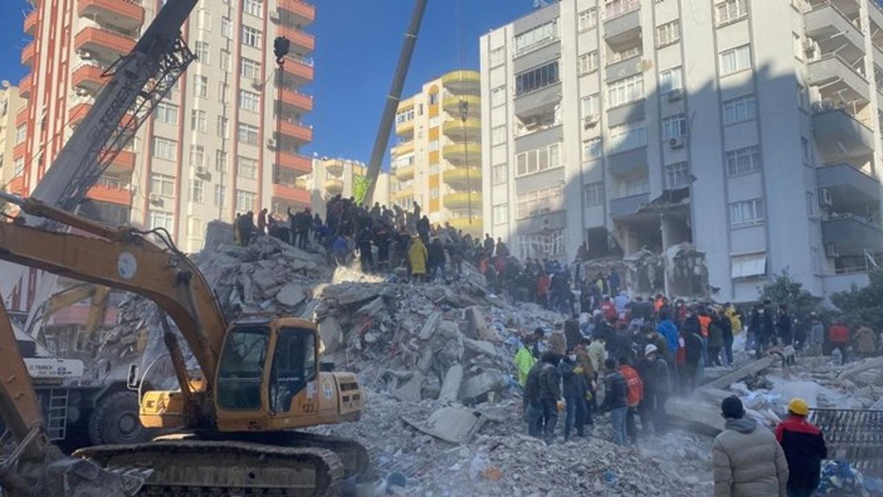 SONDAKİKA Adana'da yıkılan binalarla ilgili 62 kişi hakkında gözaltı kararı