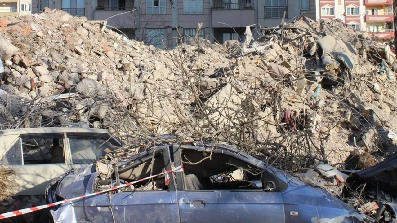 Depremin 222'nci saatinde 42 yaşındaki kadın enkazdan sağ çıkarıldı