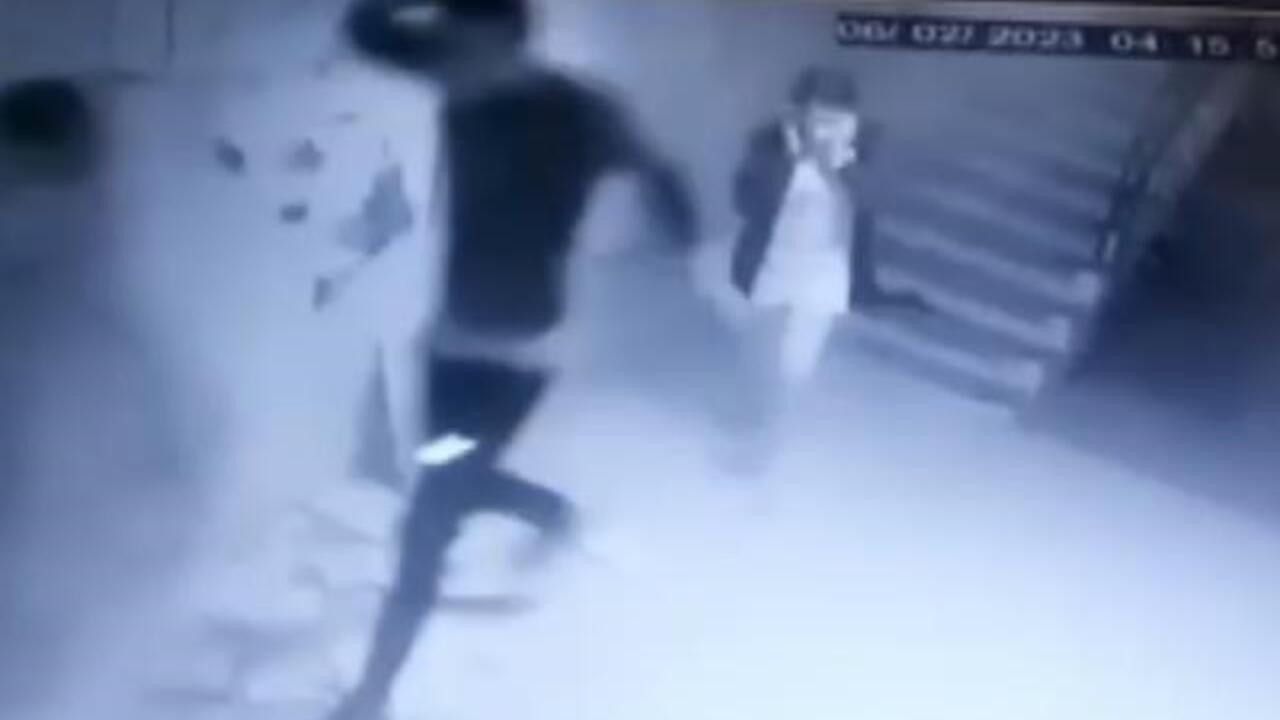 Adana'da deprem anı kamerada! Çocuklarını alıp korkuyla kaçtılar