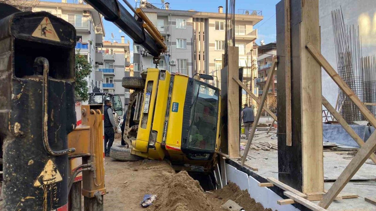 İncirliova'da yük boşaltan kamyon devrildi: 1 yaralı