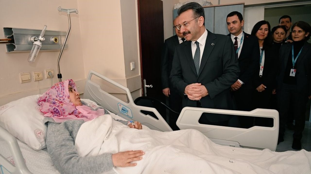 Vali Aksoy, Aydın’da tedavi gören depremzede vatandaşlarla görüştü