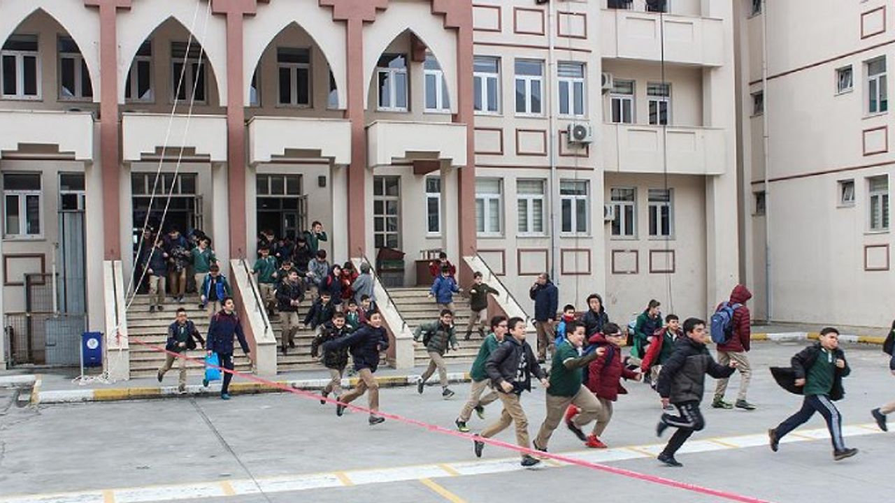 Bakan Özer açıkladı: Deprem bölgesindeki okullarda devam şartı aranmayacak