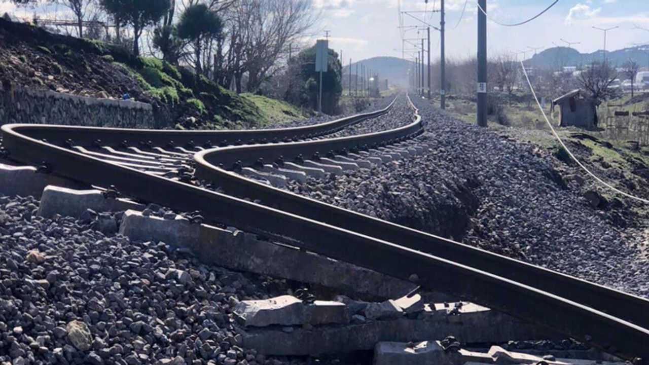Depremde hasar gören demir yolları onarılıyor