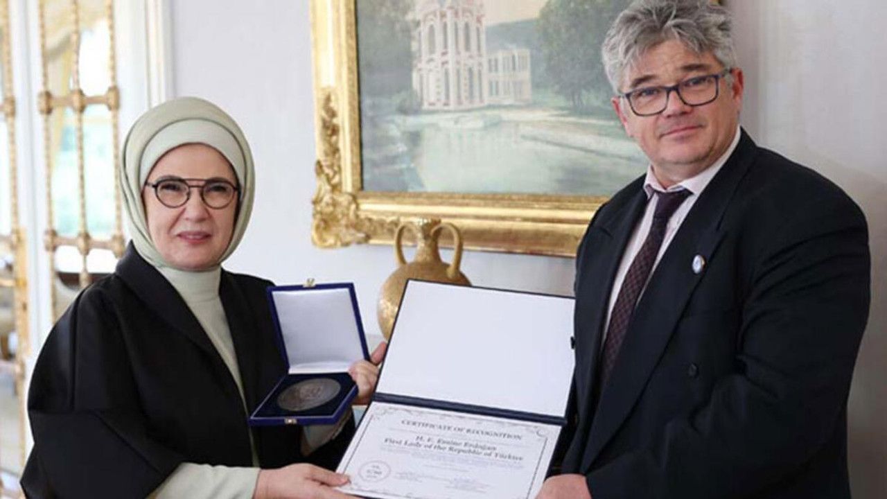 Emine Erdoğana Uluslararası Apiterapi Federasyonunca Dr. Beck Ödülü takdim edildi