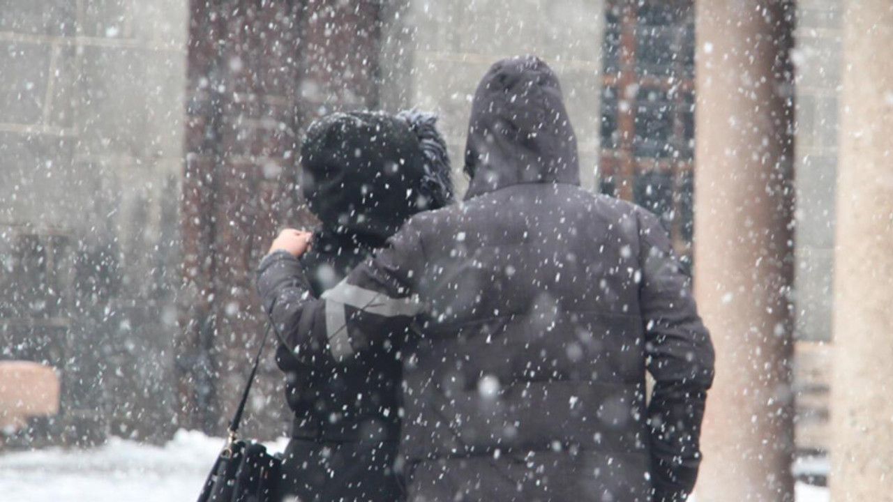 İstanbul'da beklenen kar başladı, Meteoroloji’den son dakika fırtına uyarısı geldi! Valilik’ten kritik çağrı