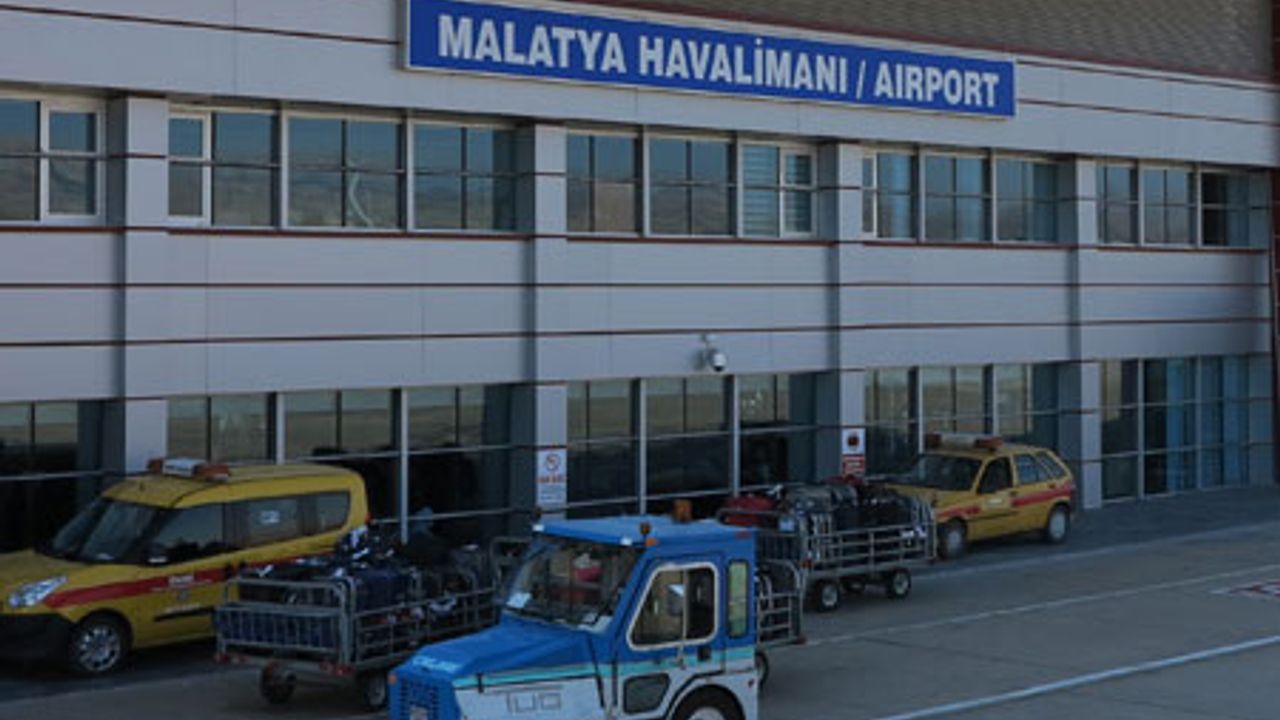 Malatya Havalimanı'nın tavanı çöktü