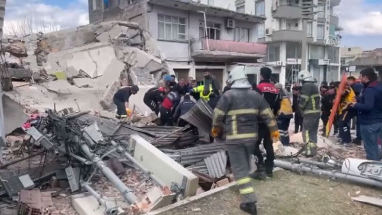 Osmaniye'de depremde hasar gören 2 katlı bina çöktü
