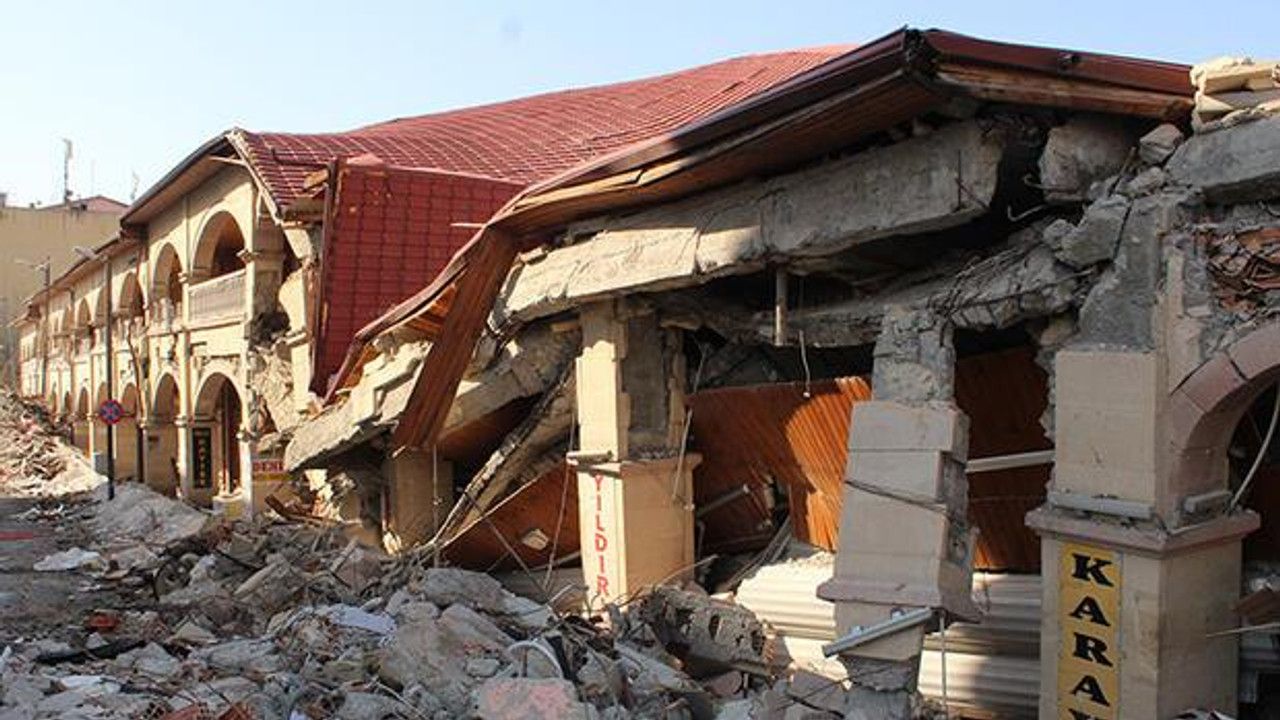 Tarihi Şire Pazarı depremde yıkılınca tonlarca kayısı enkaz altında kaldı