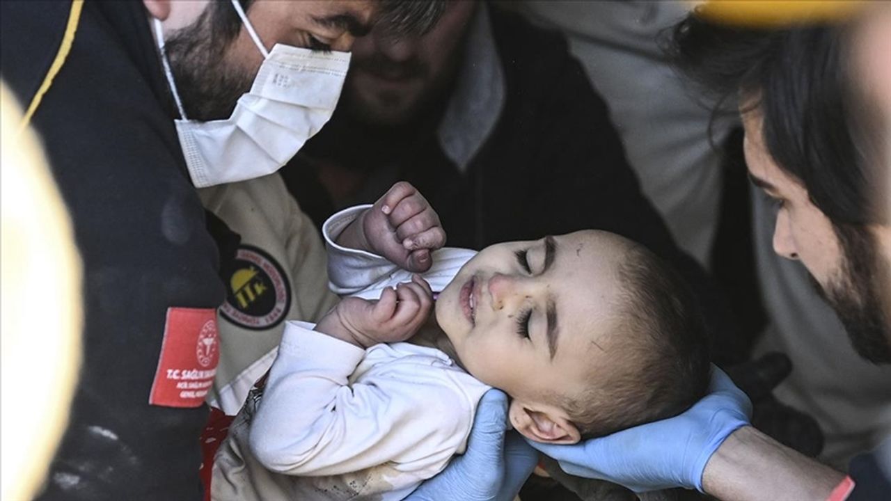 Antakya'da depremin 133. saatinde bir bebek enkazdan kurtarıldı