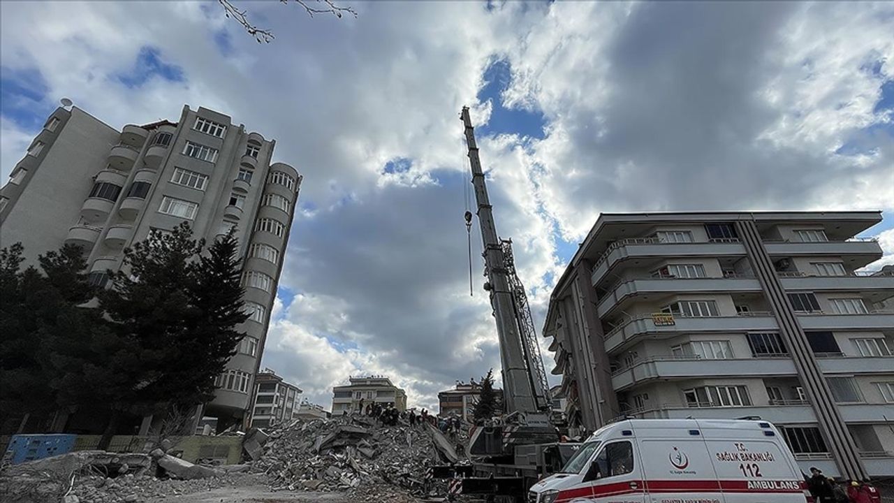 Gaziantep'te yıkılan bir binanın kolonunu kestikleri iddiasıyla yakalanan 2 kişi tutuklandı