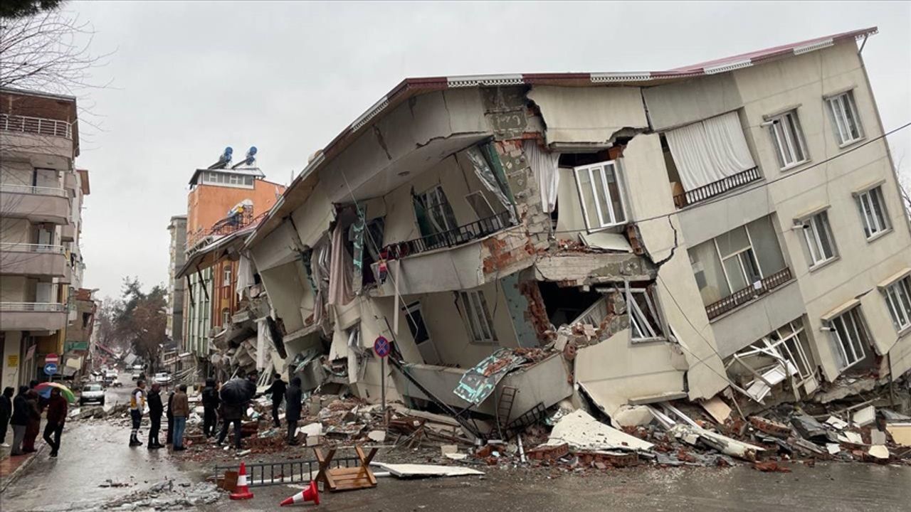 Depremde hayatını kaybedenlerin sayısı 4544'e yükseldi