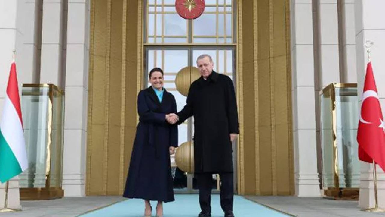 Cumhurbaşkanı Katalin Novak'ı resmi törenle karşıladı