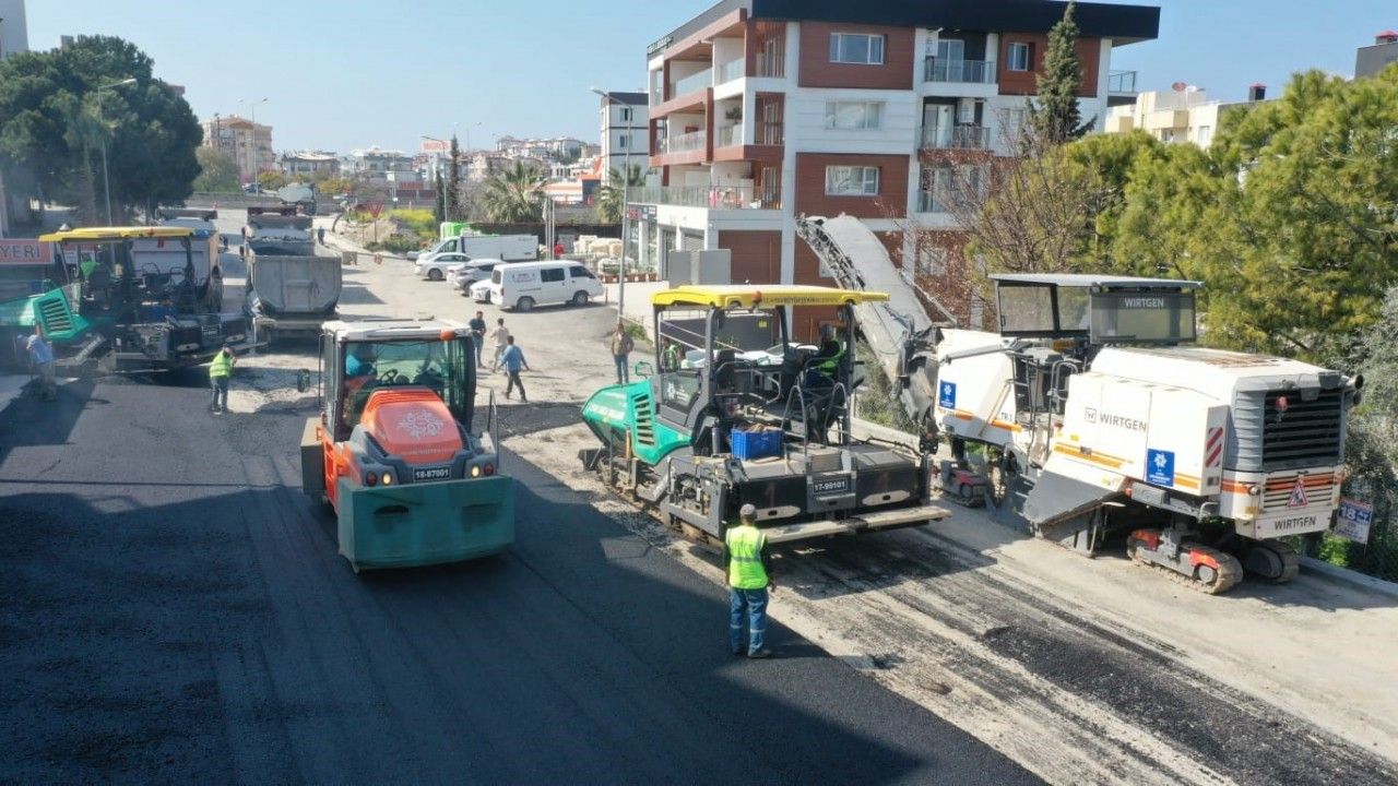 Aydın Büyükşehir Belediyesi Kuşadası’nda yol yapım çalışmalarına devam ediyor