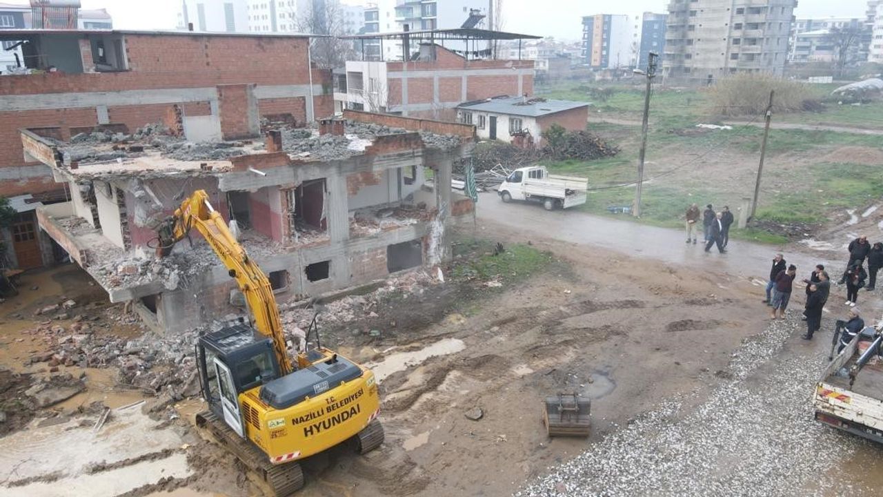 Nazilli’de metruk binaların yıkımı devam ediyor