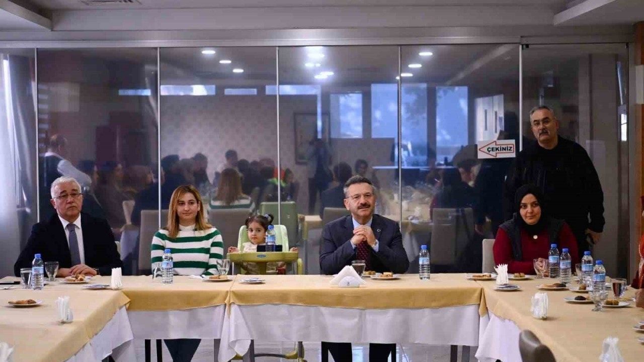 Vali Aksoy depremzede vatandaşlarla yemekte buluştu