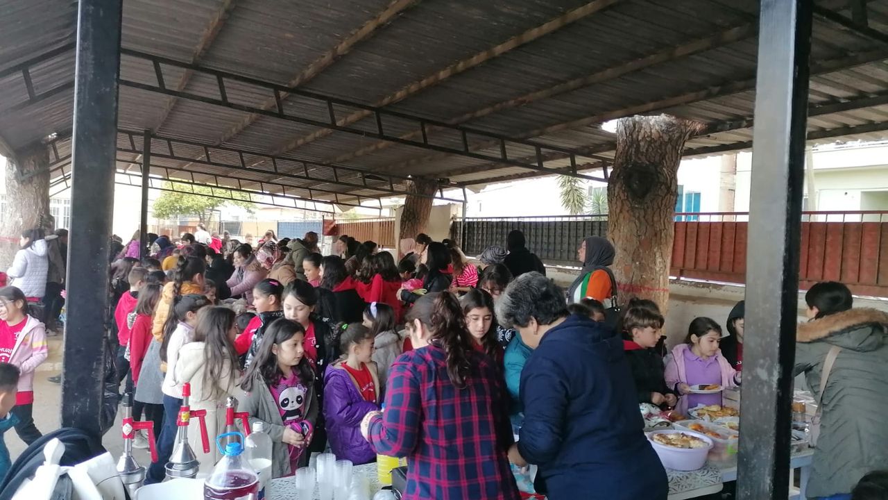 Nazilli Cumhuriyet İlkokulu'ndan depremzedelere destek kermesi