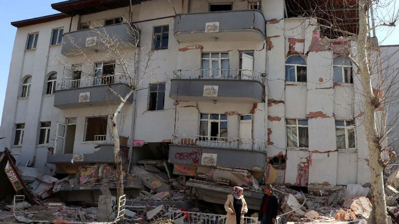 Depremde 4 katlı binadan böyle kurtuldular
