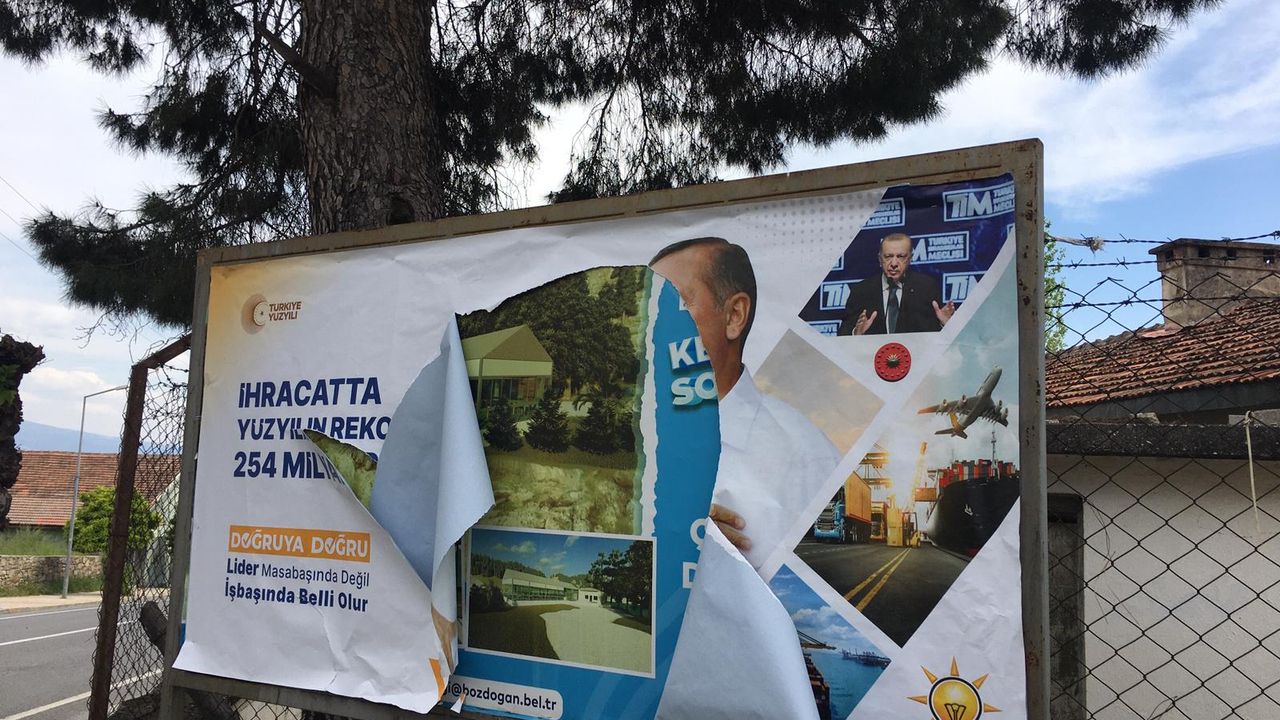 Ak Parti'nin Bozdoğan'daki afişleri sökülüp yakıldı! İl Başkanı Gökhan Ökten'den çarpıcı iddia