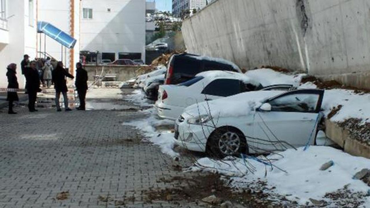Araçları çöken duvarın altında kalmıştı... araç sahiplerinden enkazın kaldırılmamasına tepki