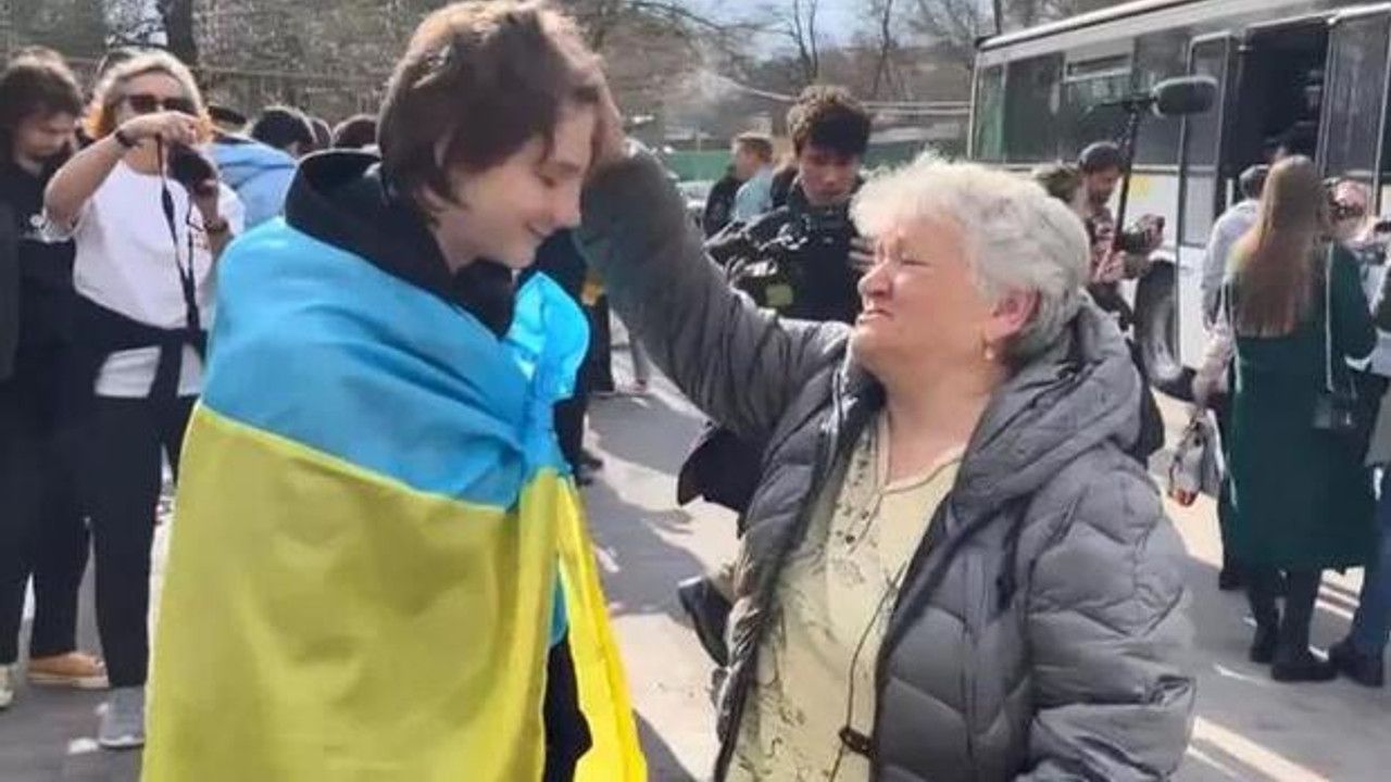 Rusya'ya kaçırılan 31 Ukraynalı çocuk ailesine kavuştu