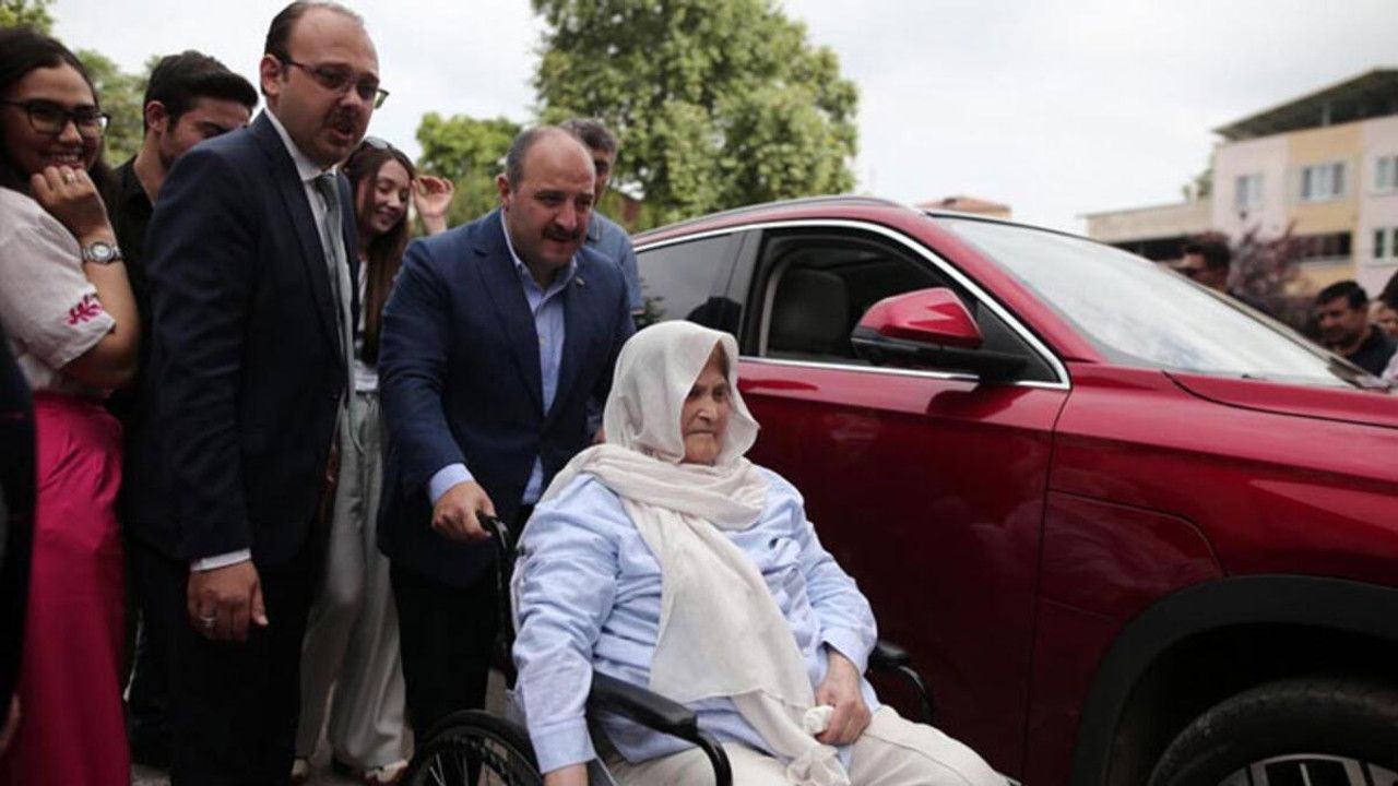 Bakan Varank, yürüme zorluğu çeken 70 yaşındaki kadını Togg ile sandığa getirdi