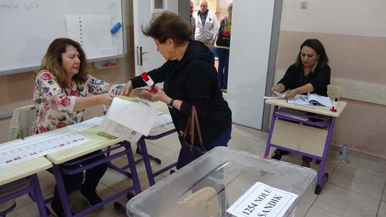 İzmirde seçmenler oy kullanmaya başladı