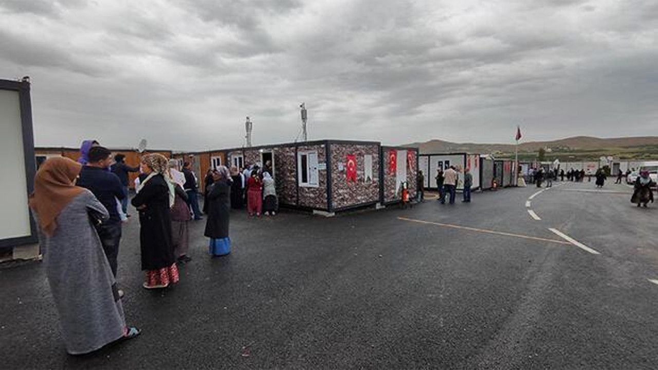 Malatya'da 'depremzede seçmenler' konteynerde oy kullanıyor