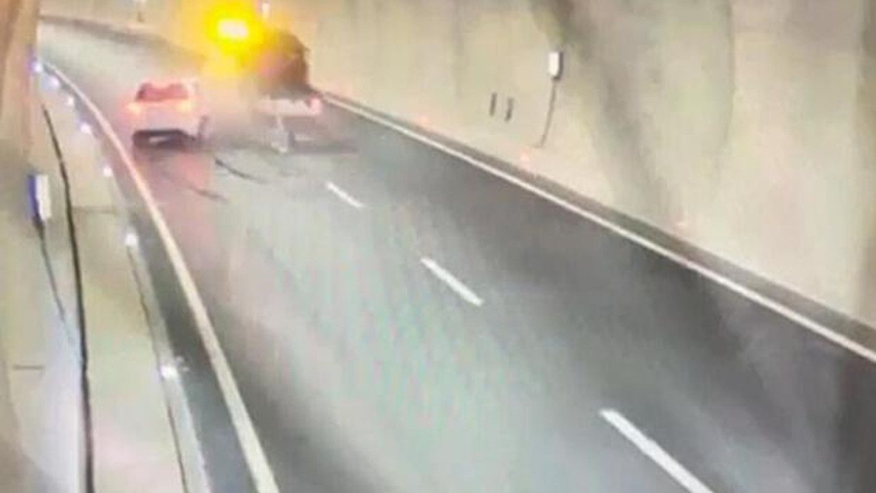 Tünelde otomobilin çekiciye çarptığı ölümlü kaza kamerada