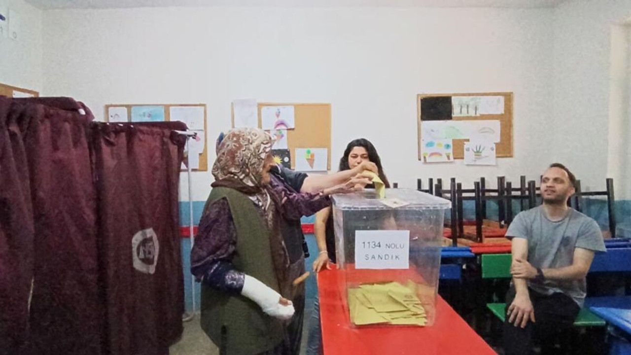 Türkiye'de tarihi gün! Sandık başında seçim heyecanı