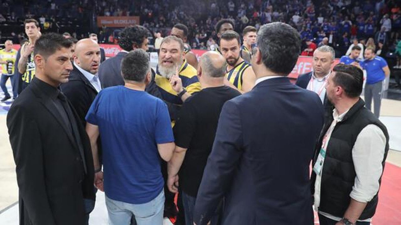 Anadolu Efes-Fenerbahçe Beko maçı sonrası gerginlik! Yöneticiden hakeme tepki...