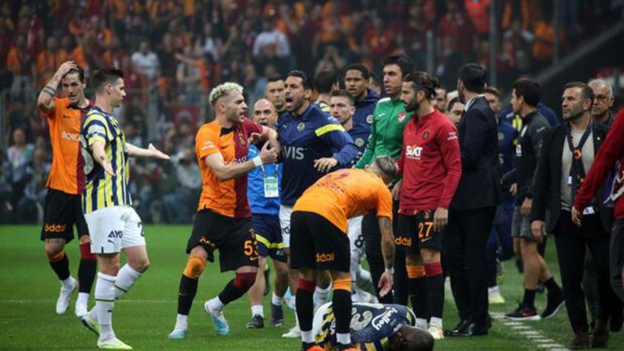 Galatasaray-Fenerbahçe derbisinde gerginlik! Valencia yerde kaldı, saha karıştı
