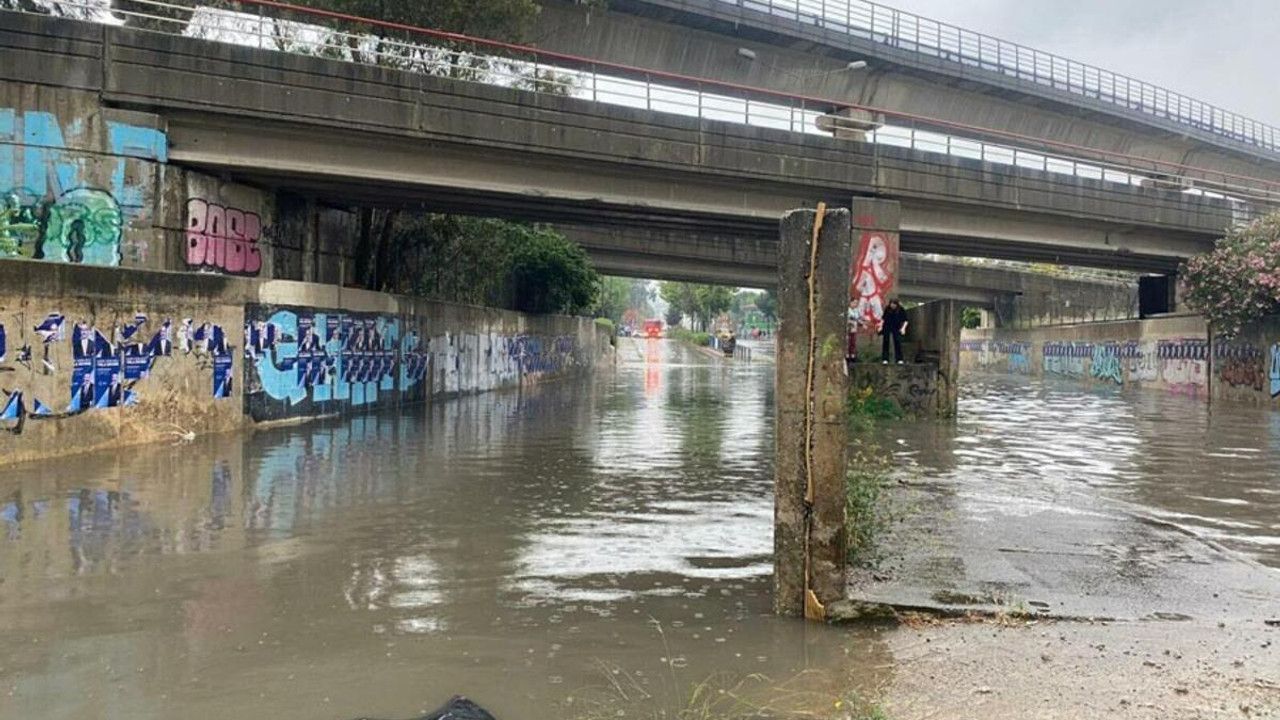 Sağanak yağışlar İzmir'de etkili oldu! Yollar göle döndü okul su ile doldu çarşıda mahsur kalanlar oldu...