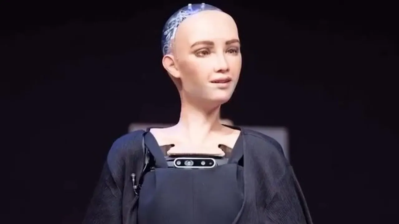 Robot Sophia 'Kılıçdaroğlu istifa etsin mi?' sorusuna yanıt verdi! Oğuzhan Uğur ve Sophia arasında 'Güç' ve 'Zeka' polemiği