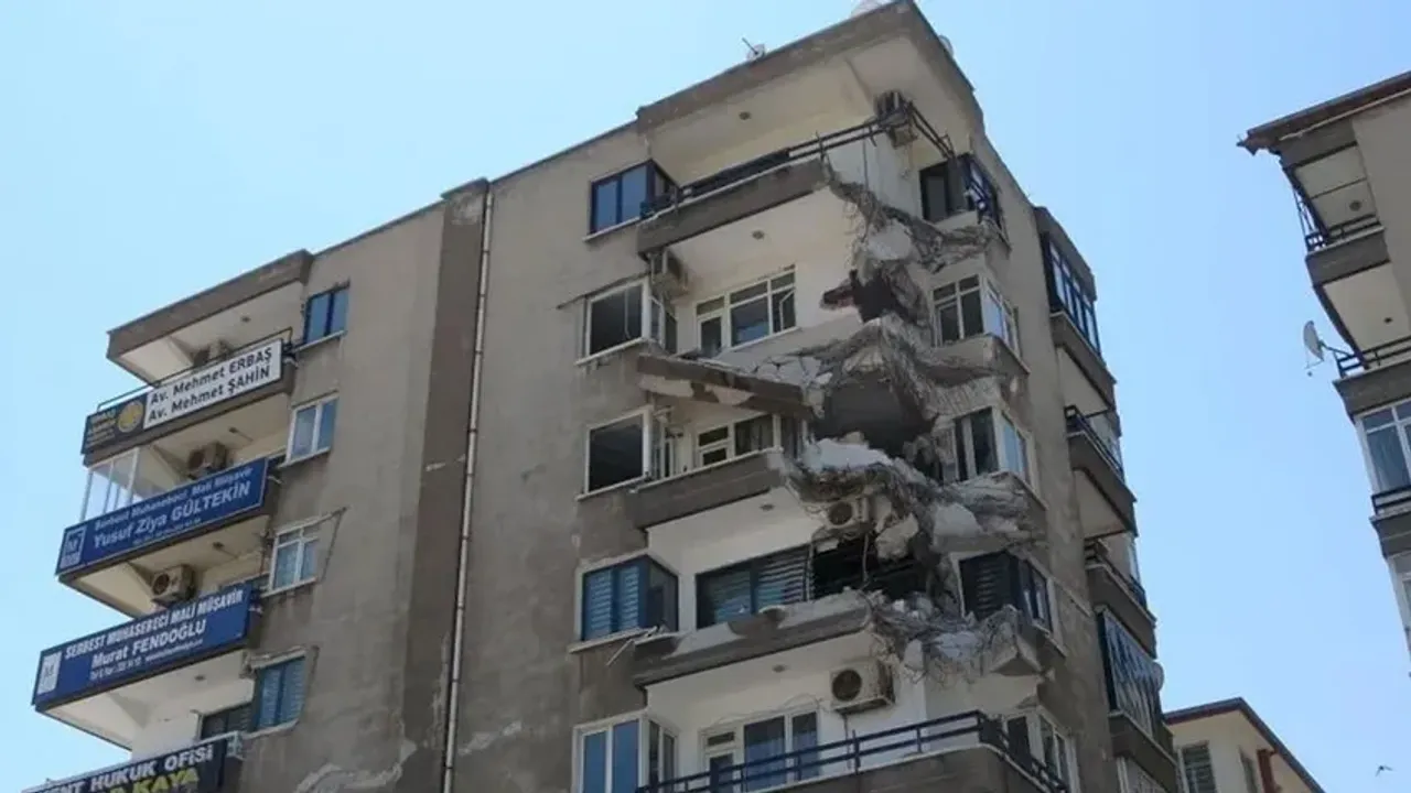Malatya’da tehlike saçan bina: Altından her gün binlerce kişi geçiyor