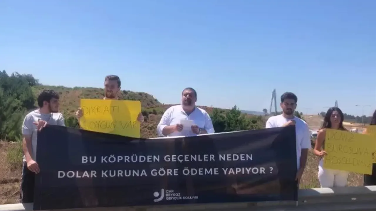 CHP Gençlik Kolları, Araç Geçiş Garantili Köprülerde Eylem Yaptı