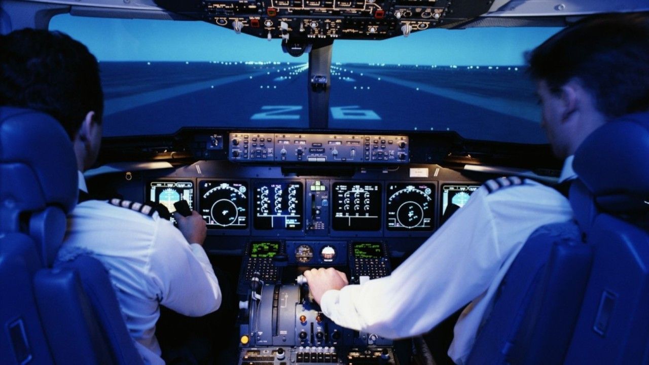 “Uçuş sırasında namaz kılmak riskli” diyen pilot THY’den atıldı