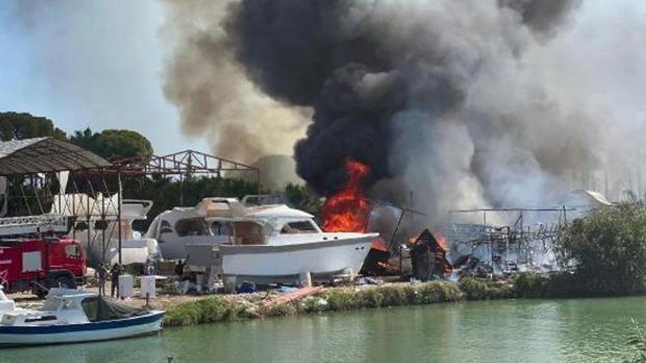 Antalya'da orman yangını! Rüzgarın etkisiyle büyüyor: Teknelere sıçradı