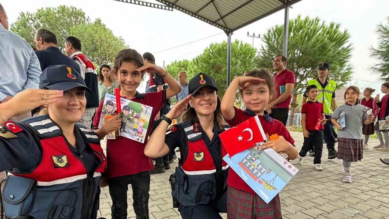 Aydın’da jandarma ekipleri Cumhuriyet’in 100’üncü yılını öğrencilerle kutluyor