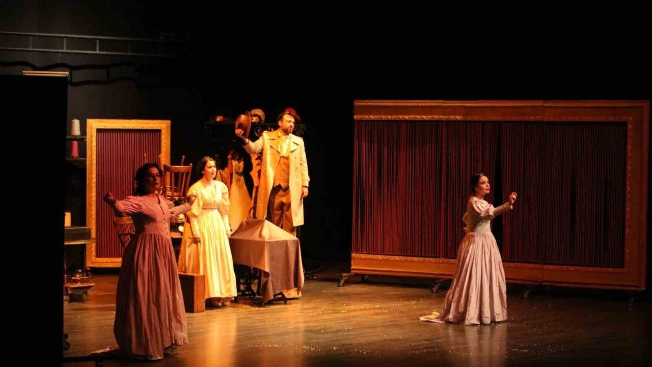 Şehir Tiyatroları Cumhuriyet’in Dört Kadını oyunu ile izleyicilerle buluştu