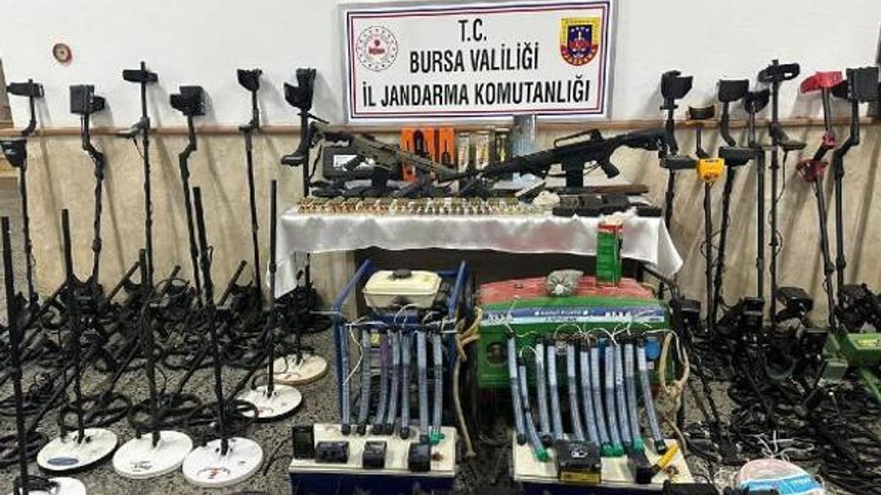 Bursa'da tarihi eser kaçakçısı baba-oğul-torun yakalandı: 46 sikke ele geçirildi