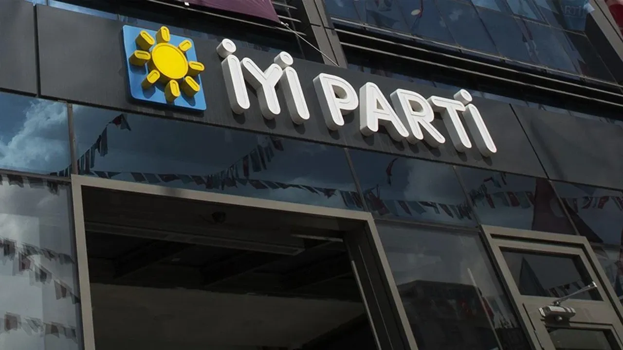 İYİ Parti'den istifa eden 100 kişi CHP'ye katıldı