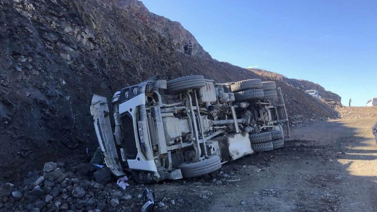 Kuyucak'ta yakıt kamyonu uçuruma yuvarlandı: 1 yaralı