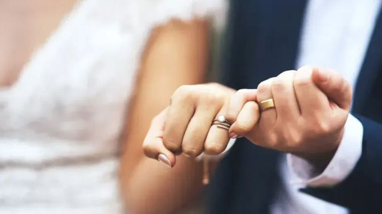 Aile ve Gençlik Fonu'nda şartlar netleşti! Kimler faizsiz evlilik kredisinden yararlanabilir?