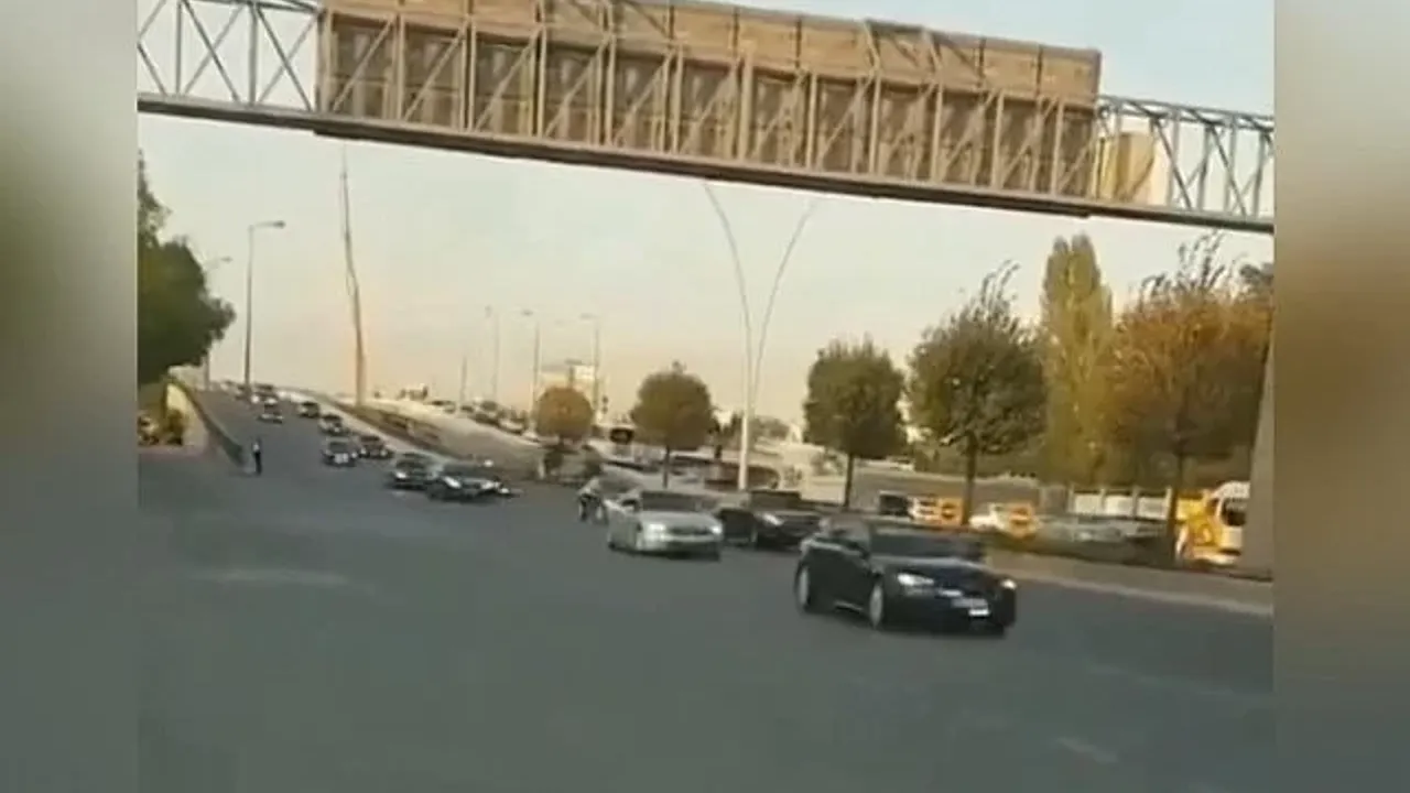 Erdoğan'ın konvoyu görüntüleyen vatandaş "Bizim vergiler Cuma'ya giderken." notuyla paylaştı