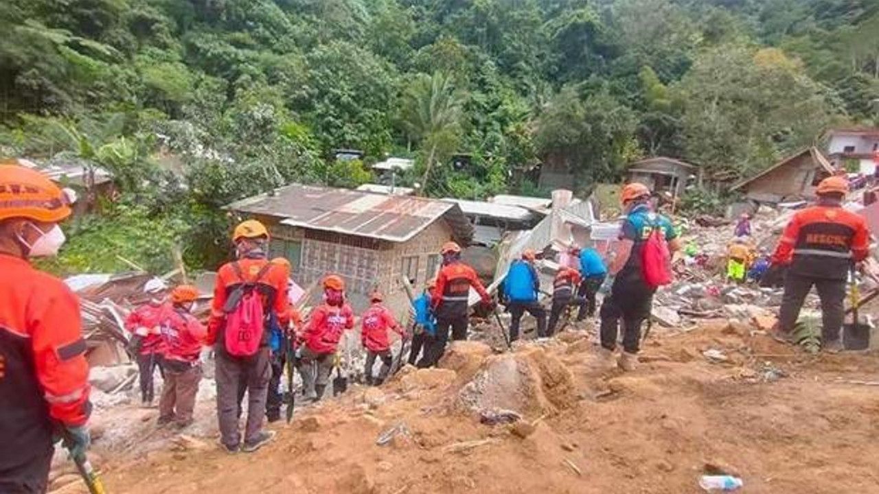 Filipinler'de facia... Toprak kaymasında 10 kişi öldü, kayıp 49 kişiyi aranıyor