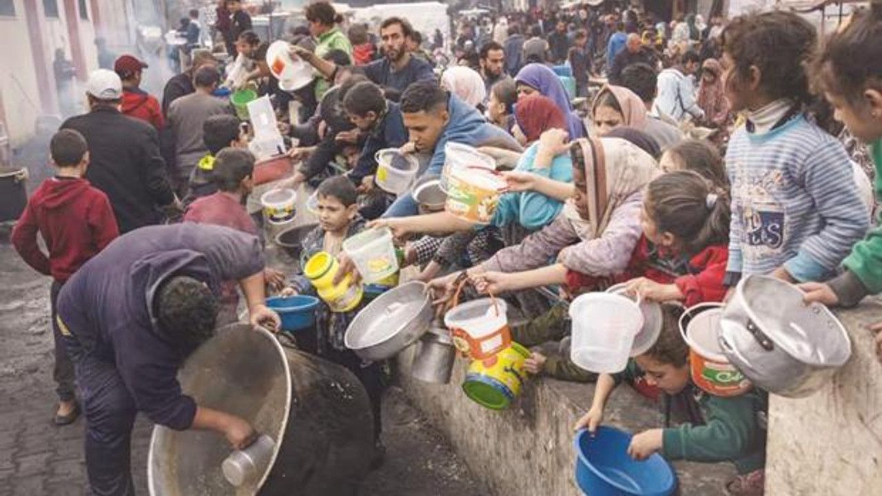 Gazze yardım bekliyor... Çimen yiyip kirli su içiyorlar