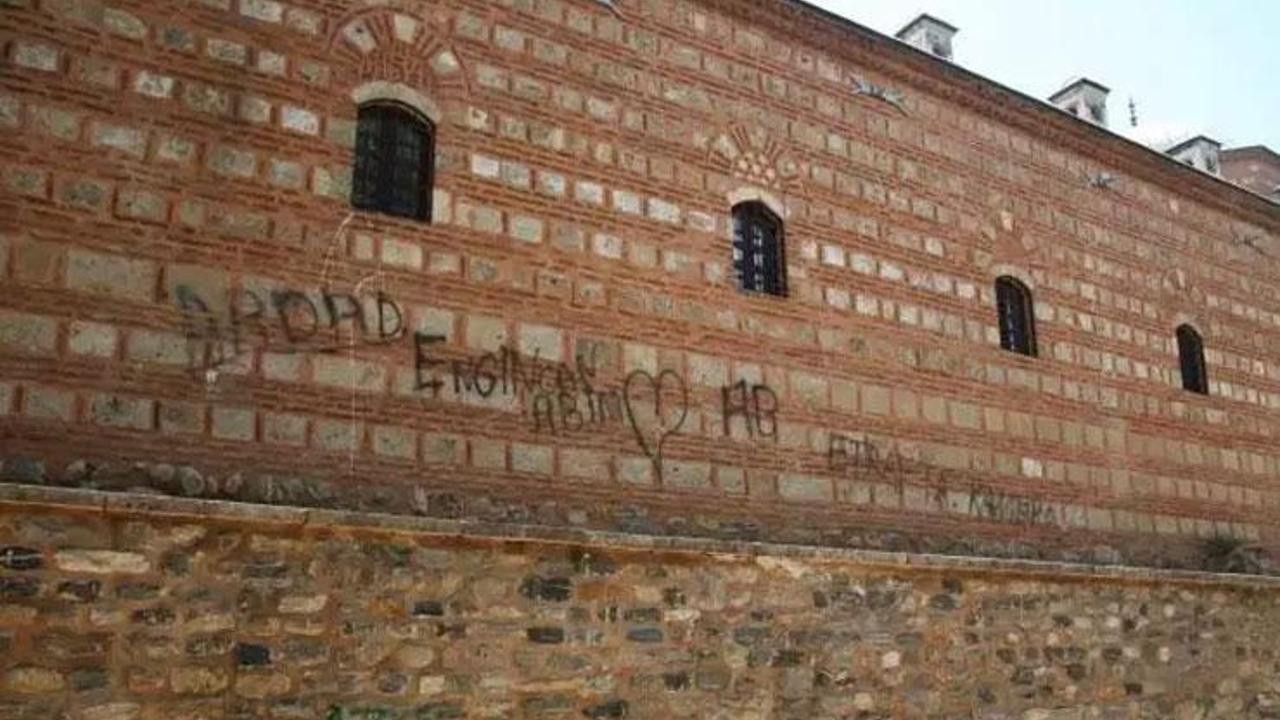 Tarihe saygısızlık! 'Polisten kaçıyorlar, sonra yine geliyorlar'