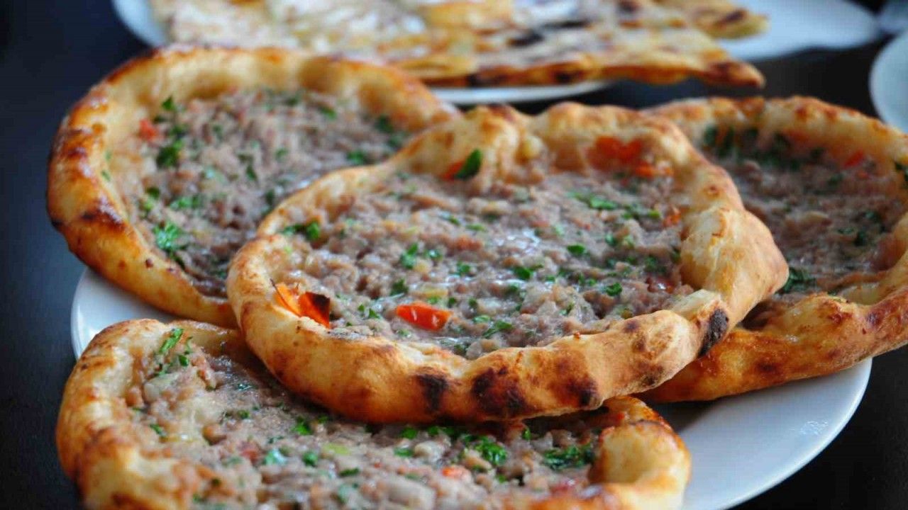 Başkan Ercan, sanatçı Kerem Bürsin’i pide yemeğe davet etti