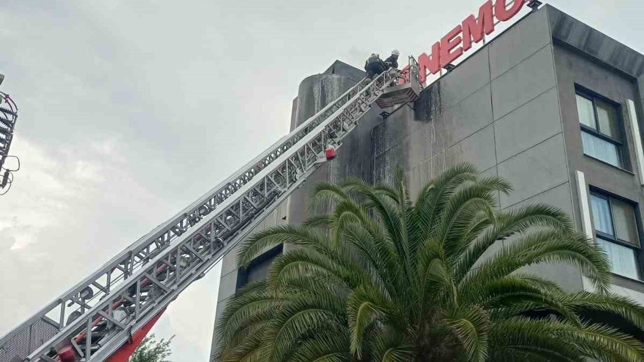 Oteldeki baca yangını büyümeden söndürüldü